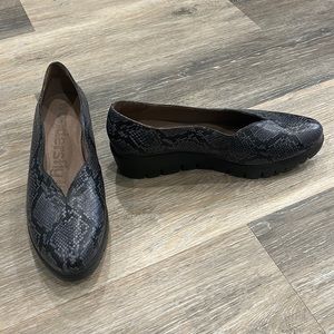 Brand is Wonder. Made is Spain. Shoes are in excellent condition. Gel memory.